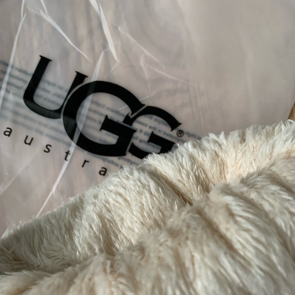 Ladies UGG hat - Picture 2 of 2